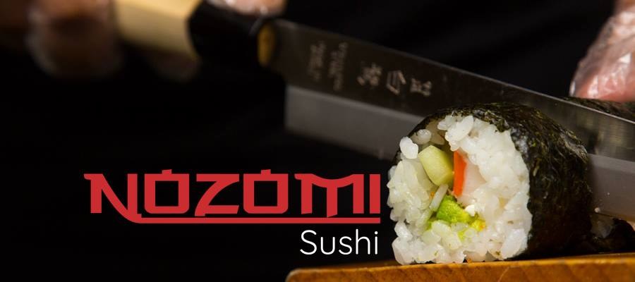 Rollo de sushi Nozomi en preparación